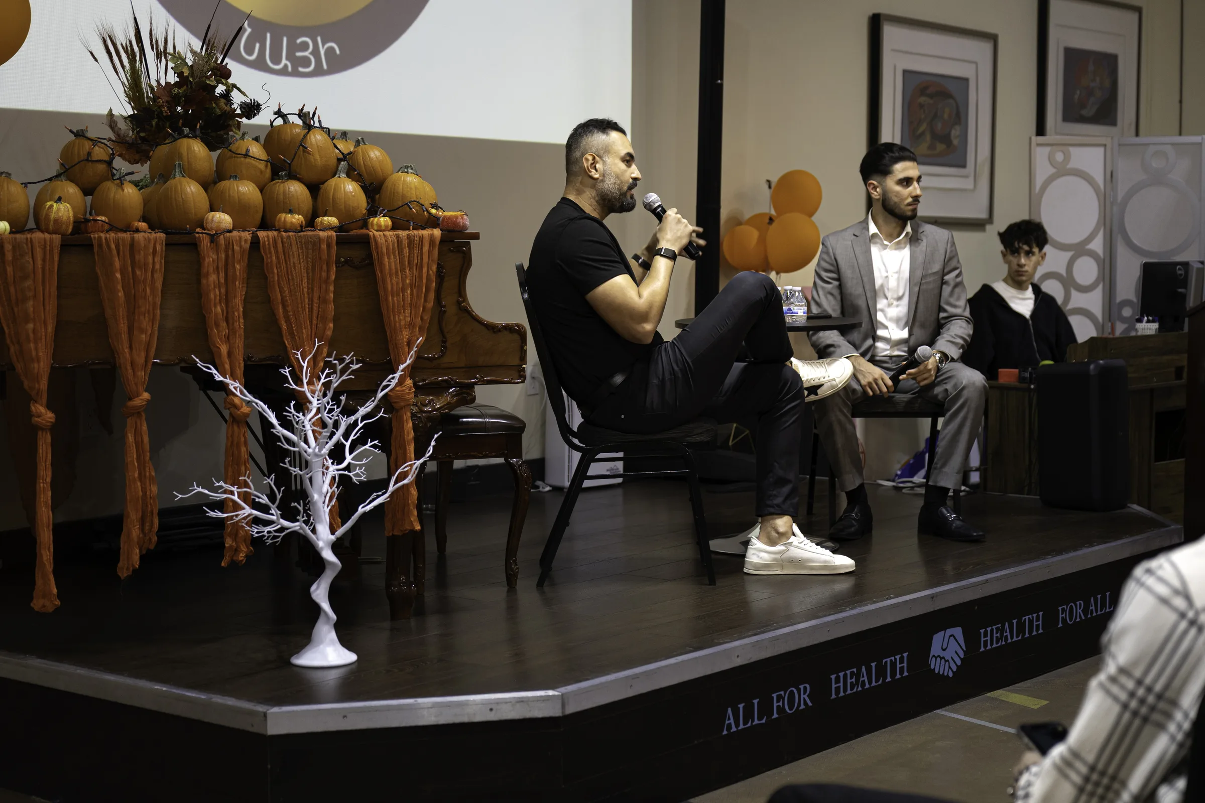 Arthur Chivichyan speaking with Alexander Kasumyan.